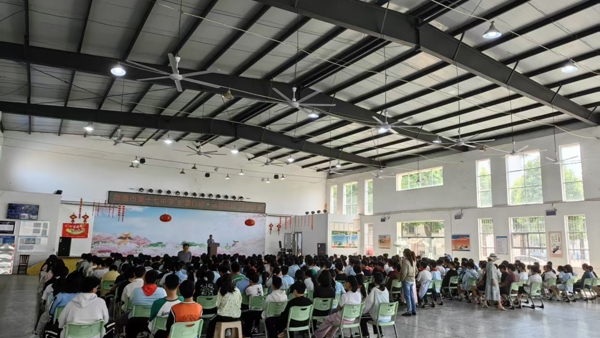 多方联动聚合力 法润校园护成长